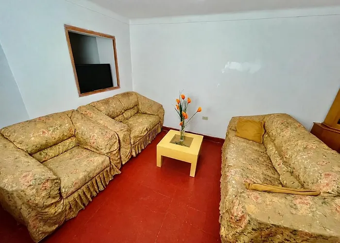 Airport House - Full Apartment With Courtyard